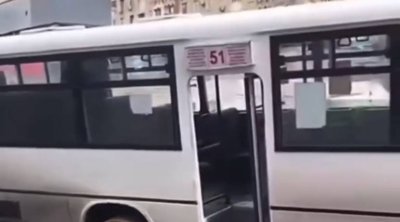 51 nömrəli avtobus yoldakı çuxura düşdü, sərnişinlər düşürüldü - VİDEO