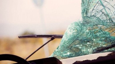 Şəmkirdə minik avtomobili ağaca çırpıldı - Xəsarət alanlar var