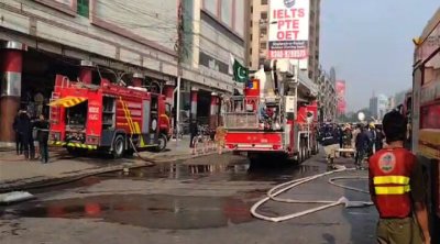 Pakistanda ticarət mərkəzi yanır - 5 ölü, 18 yaralı var - VİDEO