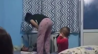 Qadın öz uşağını radiatora bağlayaraq vəhşicəsinə döydü &ndash; VİDEO