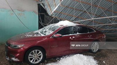 Qazaxda güclü qar fəsadlar yaratdı: Evin talvarı çökdü, avtomobillər əzildi - FOTO