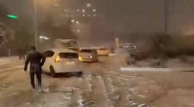 Bakıya ilin ilk qarı yağır - VİDEO