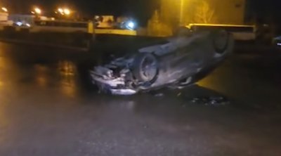 Buzlu yolda sürüşən maşın aşdı &ndash; VİDEO