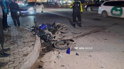 Bakıda motosikletlə minik avtomobili toqquşdu, 1 nəfər ağır yaralandı - FOTO