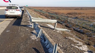 “Mercedes” buzlu yolda aşdı - 2 nəfər yaralandı - FOTO