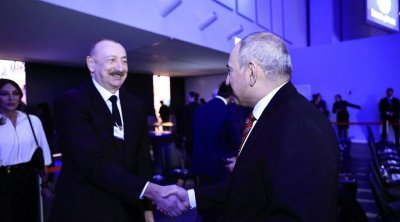 İlham Əliyev və Paşinyan Davosda ayaqüstü söhbət etdi