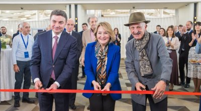 “Yüksələn işıq”: REZA-nın fotosərgisi Heydər Əliyev Beynəlxalq Aeroportunda - FOTO