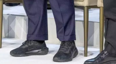 Ayaqqabıları gündəm oldu - Fotolar