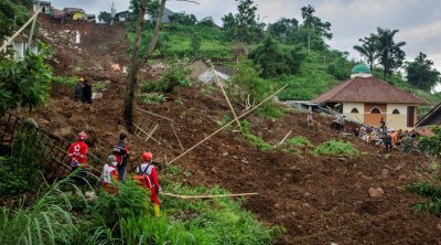 İndoneziyada dəhşətli FƏLAKƏT – Onlarla insan torpaq altında qaldı – VİDEO