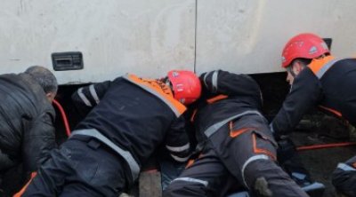 Avtobusu təmir edərkən altında qalan şəxs belə xilas edildi - FOTO/VİDEO