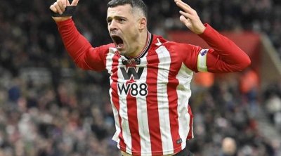 Futbolçu azarkeşlərlə dava etdi - VİDEO