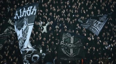 Azarkeşləri daşıyan mikroavtobus qəzaya uğradı - FOTO