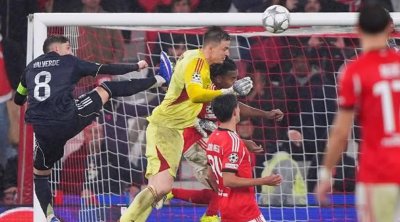 Qapıçı sonuncu dəqiqədə qol vurdu, komandası pley-off-a çıxdı - Video