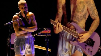 Döymələrini nümayiş etdirmək üçün səhnəyə şortikdə çıxdı – FOTO