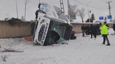 Türkiyədə avtobus aşıb - 16 nəfər xəsarət alıb - FOTO