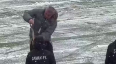 Stadionun qardan təmizlənməsində Qurban Qurbanov da iştirak edir &ndash; VİDEO