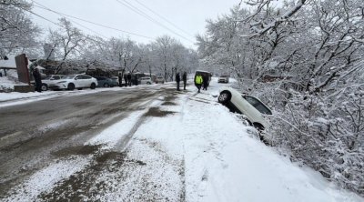Ağsu aşırımında 2 avtomobil aşdı &ndash; FOTO