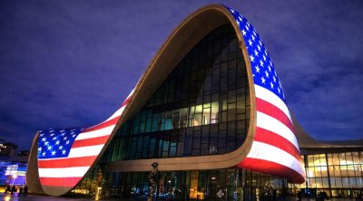 Heydər Əliyev Mərkəzinin ABŞ bayrağı ilə işıqlandırılmasına SƏFİRLİKDƏN REAKSİYA