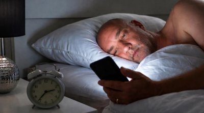 Mavi işıq tələsi: gecə telefonuna baxanları nə gözləyir?