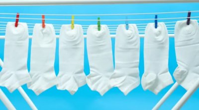 Paltar yuyarkən bir çimdik əlavə edin: Hətta ən köhnə corabları belə qar kimi ağardır