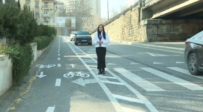 Bakıda absurd mənzərə: Piyada zolağı var, amma keçməyə yer yoxdur – VİDEO