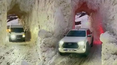 O qədər qar yağdı ki, evə getmək üçün tunel qazdılar &ndash; FOTO