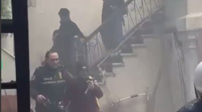 Yanğın baş verən binanın sakinləri belə təxliyə olundu &ndash; VİDEO