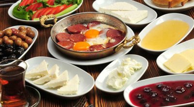 Səhər süfrəsində olan bu qidalar qaraciyərin düşmənidir