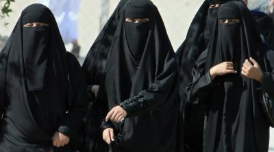 Bakıda ŞOK: Çadralı qadınlar əllərində bıçaq və ülgüclərlə mağazaya basqın etdilər