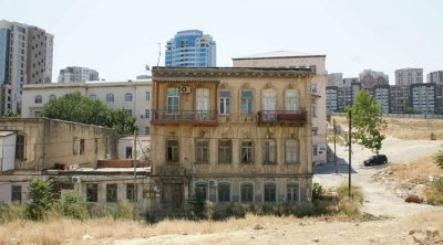 Bakıda evlər söküldü, divarlarında satanist rəsmlər üzə çıxdı - FOTO