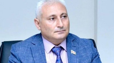 Deputatdan müğənnilərə SƏRT TƏNQİD – “Bilmirsən siyasi xadim, yoxsa boksçu jestidir”