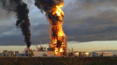 Ukrayna Rusiyada neft emalı zavoduna zərbə endirdi - Yaralananlar var &ndash; VİDEO