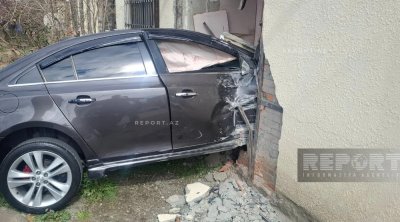 Gəncədə avtomobil mənzilə çırpıldı &ndash; FOTO