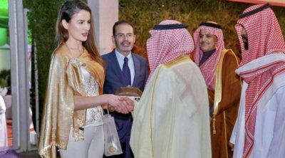 Ukrayna səfirinin geyimi müzakirə yaratdı - Fotolar