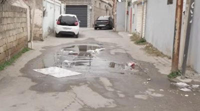 Xırdalanda içməli su küçəyə axır: "Kimsə problemə məhəl qoymur" - VİDEO
