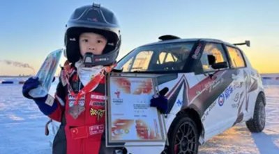 5 yaşlı oğlan ölkəsində ən gənc avtomobil yarışçısı oldu