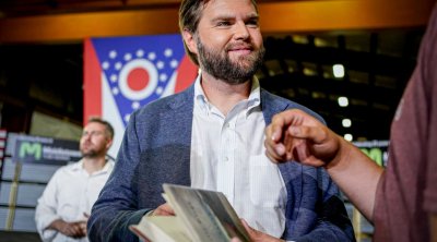 Paşinyan Vensə kitab hədiyyə edən muzey direktorunu işdən qovdu- FOTO