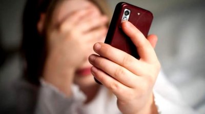 Həmcinsini yarıçılpaq şəkilləri ilə şantaj edən qadından XƏBƏR VAR