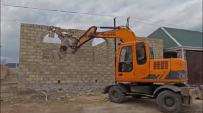 Gəncədə qanunsuz tikililər söküldü &ndash; FOTO/VİDEO