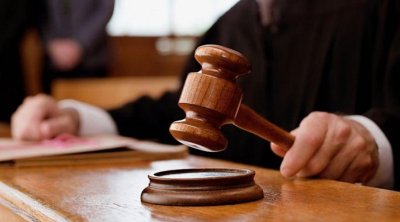 Yetkinlik yaşına çatmayanı oğurlayıb girov saxlamaqda ittiham edilənlərə HÖKM OXUNDU