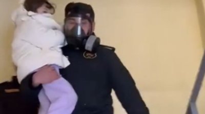 Polis vətəndaşları yanğından belə xilas etdi &ndash; VİDEO