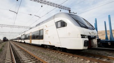 Sürət qatarına daş atan yeniyetmələr polisə çağırıldı