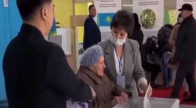 Qazaxıstanda 102 yaşlı qadına 100 yaşa qədər yaşamaq arzulandı - VİDEO