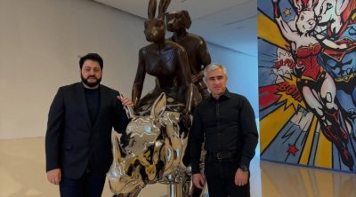 Yusif Eyvazov Anar Ələkbərovla sərgini gəzdi &ndash; FOTO