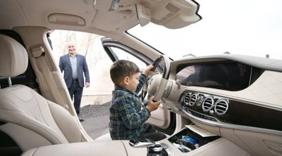 Balaca Xocavənd sakini Prezidentin avtomobilində sükan arxasında - FOTO/VİDEO