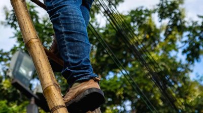 Nərdivandan yıxıldı, həyatını itirdi