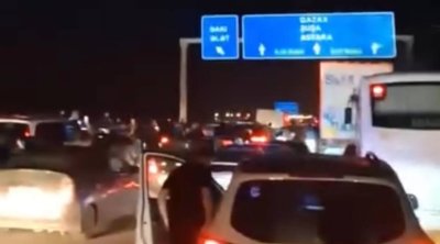 Bakı&ndash;Ələt yolunda KamAZ aşdı, uzun tıxac yarandı - VİDEO