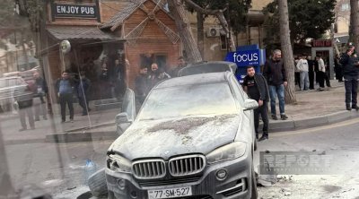 Bakıda ağır qəza: BMW yandı - FOTO