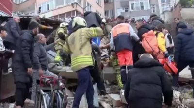 İstanbulda iki bina çökdü - Dağıntılar altında qalanlar var - VİDEO