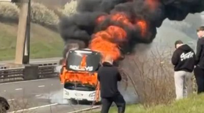 Azarkeşləri daşıyan avtobus yolda yanıb kül oldu - FOTO
